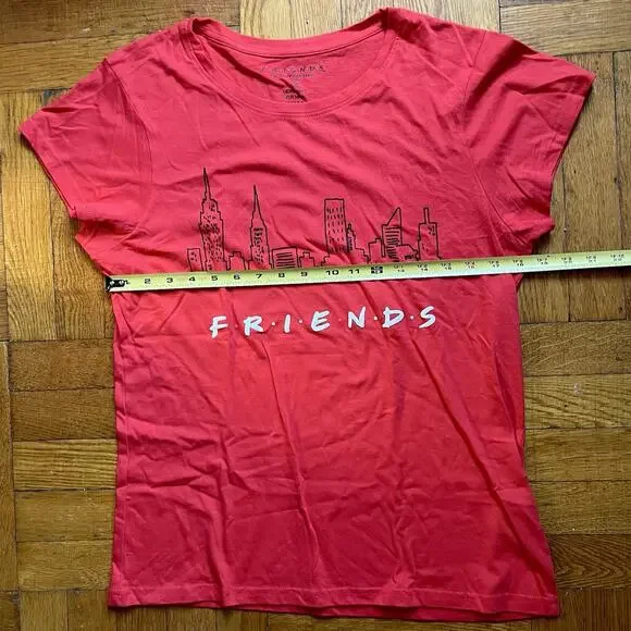 Friends TV Show Womens Red Graphic T Shirt Size Small Puffy Letters Skyline Y2K - Picture 6 of 7